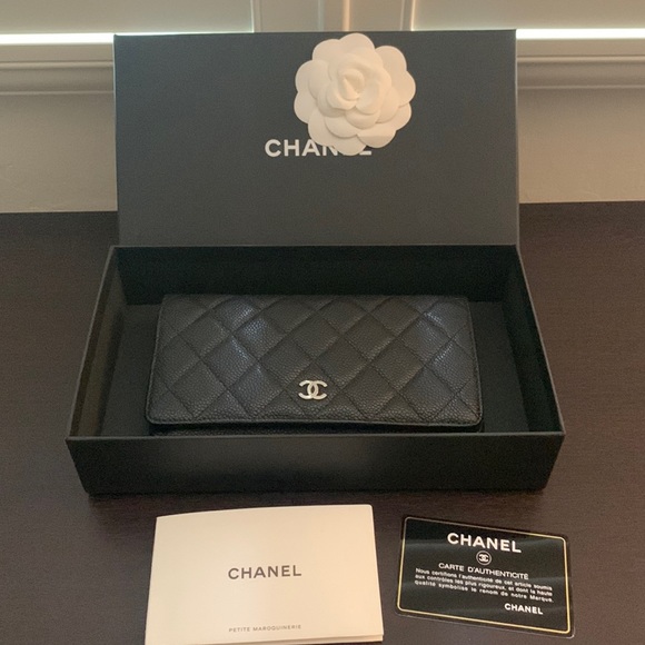 Authentic Chanel Caviar leather bifold wallet - Picture 1 of 11